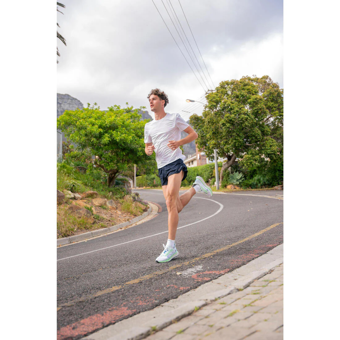 CALCETINES DE RUNNING KIPRUN RUN900 GRUESOS MID NEGROS - Image 14