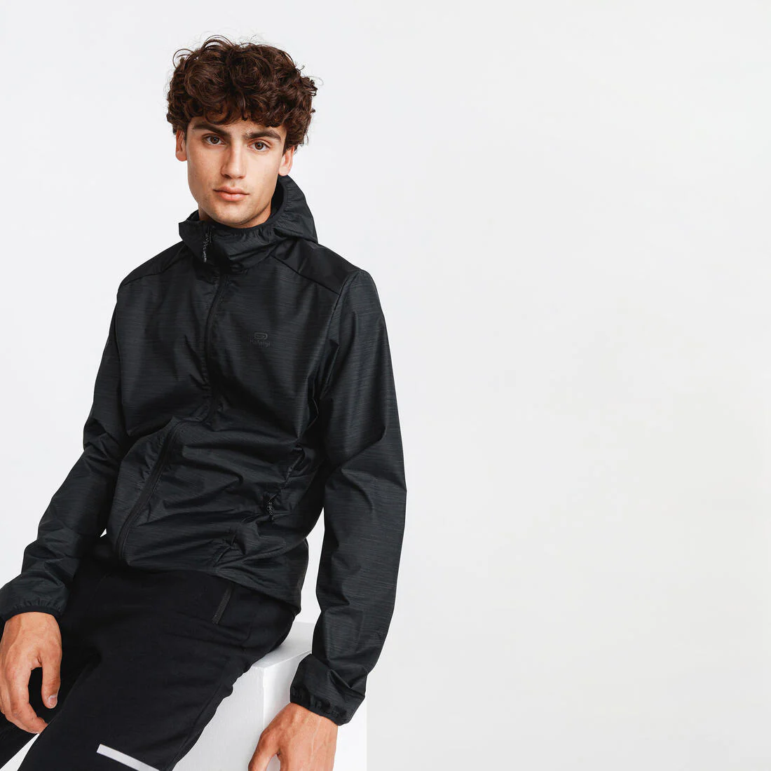 CHAQUETA IMPERMEABLE DE RUNNING HOMBRE KIPRUN RUN 100 NEGRO - Image 10