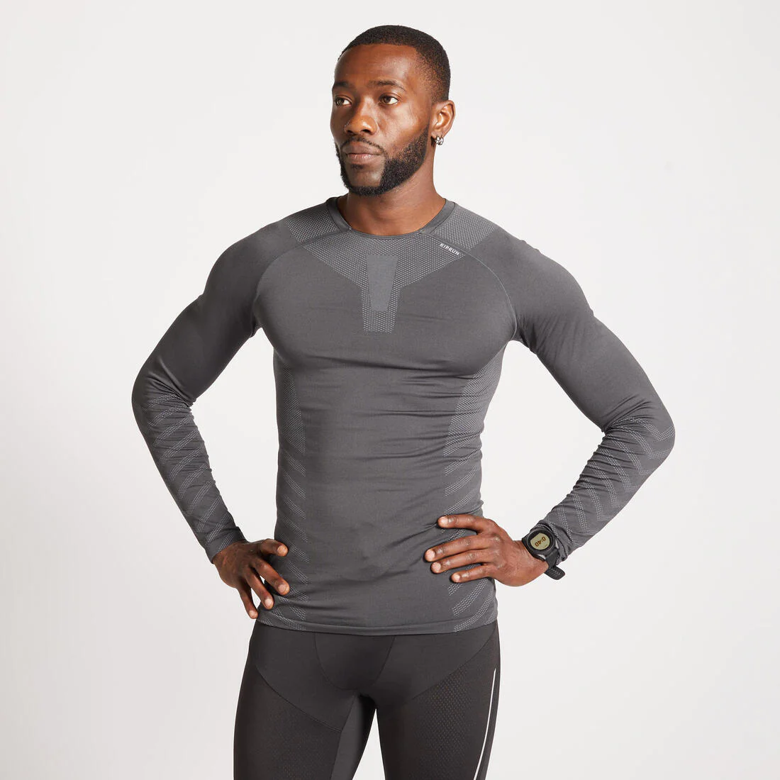 POLERA RUNNING HOMBRE MANGA LARGA KIPRUN RUN 500 SLIM SIN COSTURAS GRIS