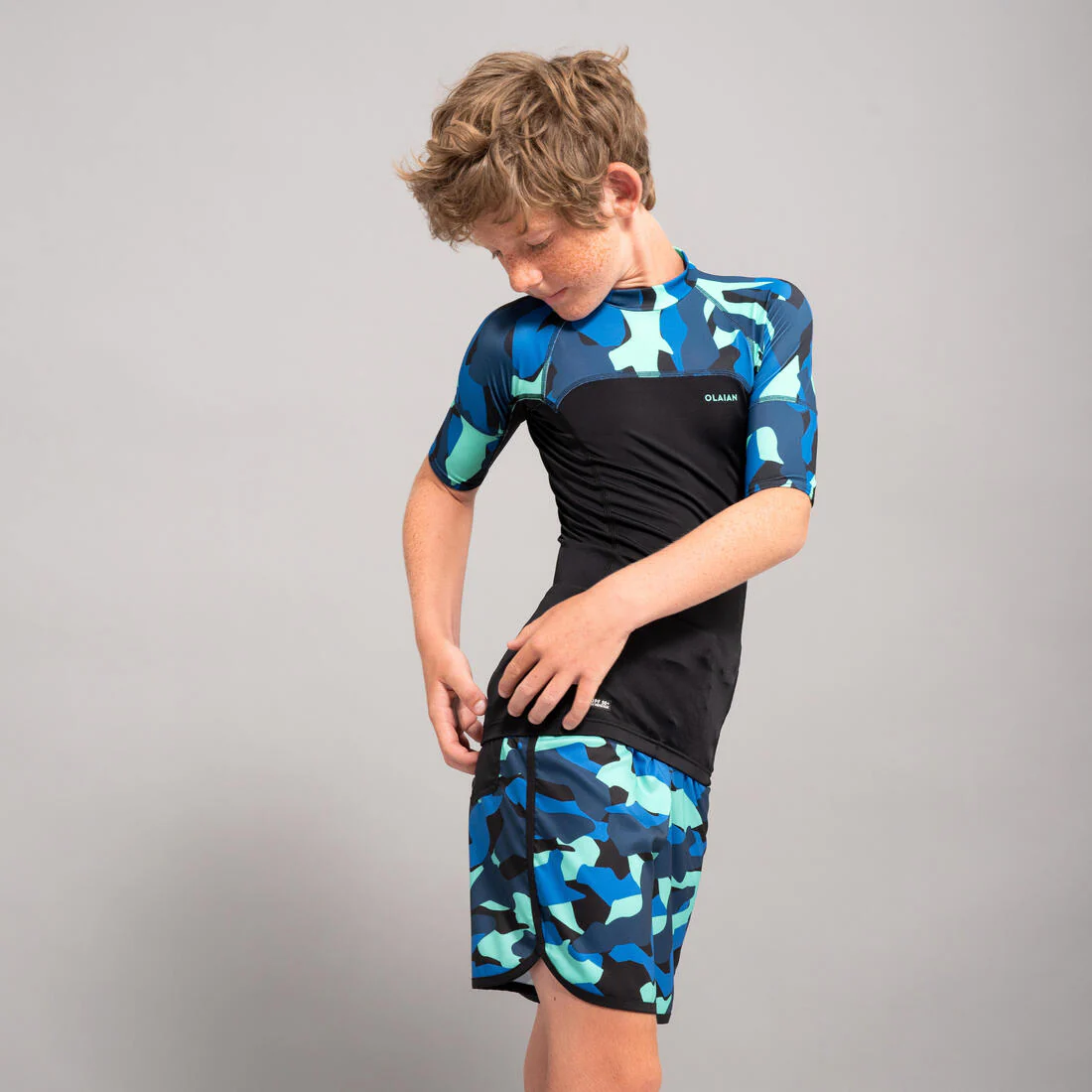 POLERA ANTI-UV NIÑOS NEGRO AZUL CAMUFLAJE MANGA CORTA - Image 4