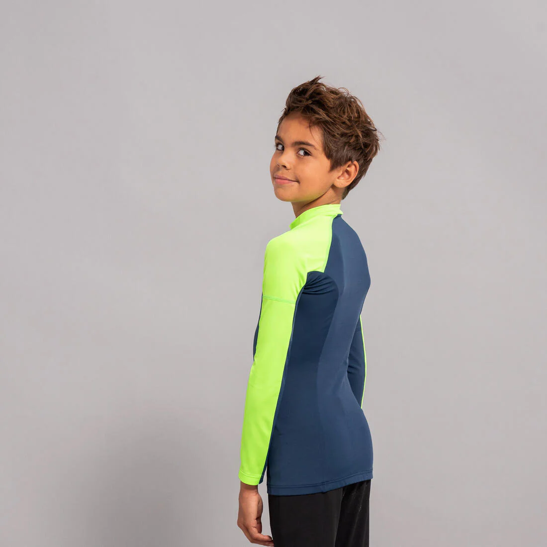 POLERA ANTI-UV 500 NIÑOS GRIS VERDE MANGA LARGA - Image 3
