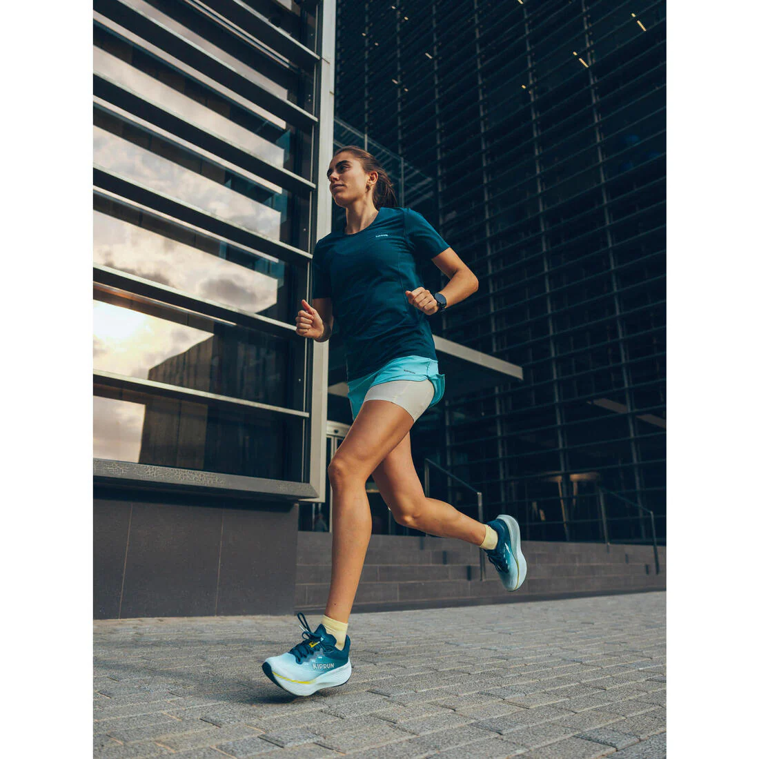 SHORT 2 EN 1 DE RUNNING & TRAILMUJER KIPRUN RUN 500 - Image 15