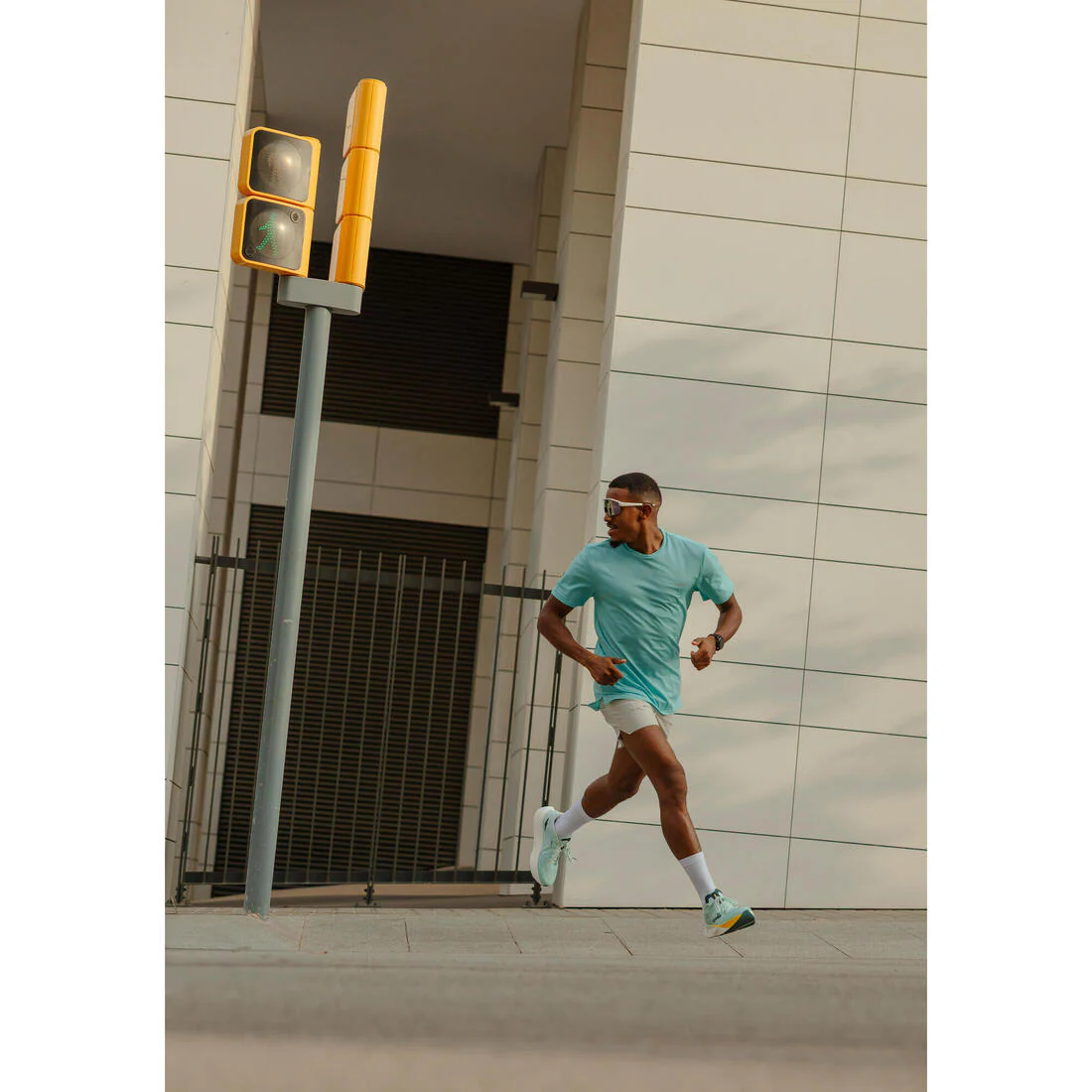 SHORTS RUNNING HOMBRE KIPRUN RUN 500 - Image 16